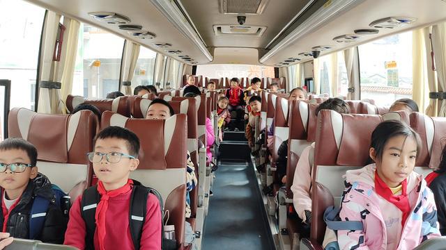 新興縣為有效解決當地學生上學難問題，開展農村定制客運服務
