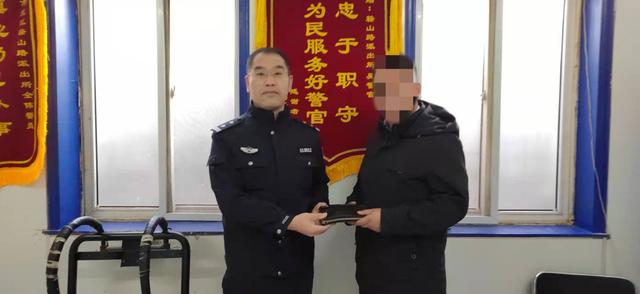 代駕司機拾金不昧，將撿到的包交給民警