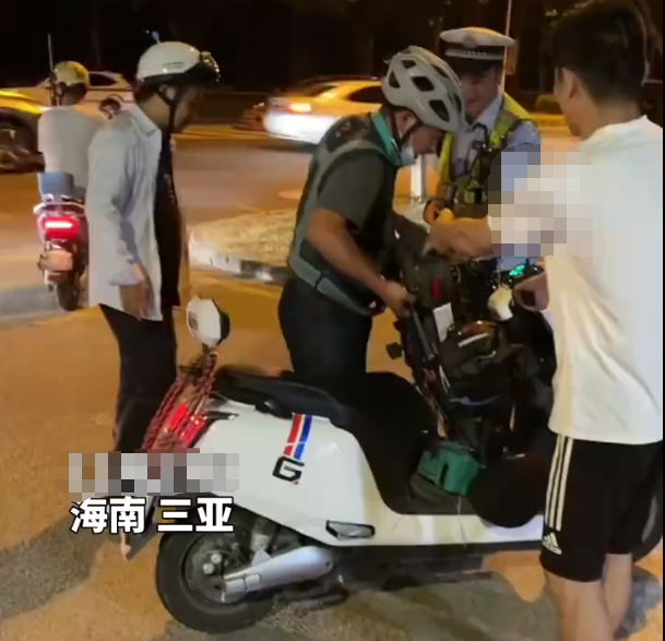 騎電動車酒后叫代駕，交警看到也忍不住笑了！